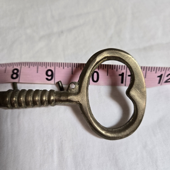 Vintage Brass Key-shaped Key Holder - Picture 4 of 5